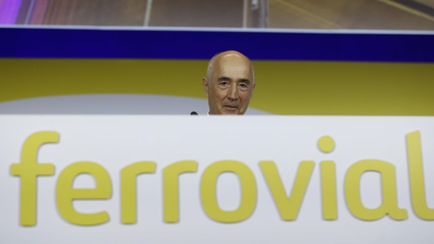 MADRID, 13/04/2023.- El presidente de Ferrovial, Rafael del Pino, interviene en la junta que celebra este jueves la empresa en Madrid, decisiva para su futuro que pasa por trasladar su domicilio social de España a Países Bajos, estrategia en la que ha quedado patente la falta de acuerdo con el Gobierno y para la que se siguen recabando apoyos para sacar adelante la operación. EFE/ Javier Lizon