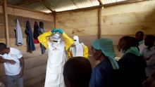 Fotografía facilitada por Médicos Sin Fronteras de sanitarios preparándose para intervenir en el nuevo brote de ébola que afecta a la provincias de Kivu Norte e Ituri.