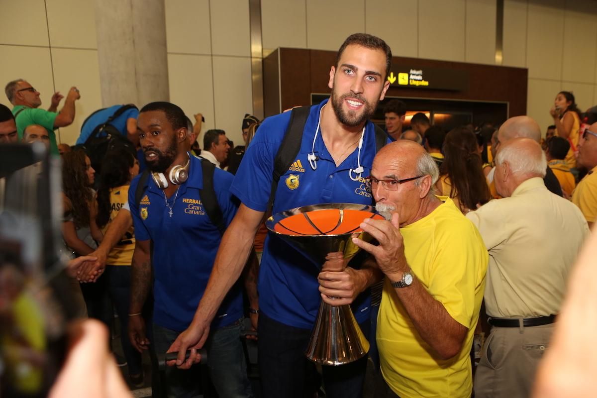 Llegada del 'Granca' al aeropuerto.