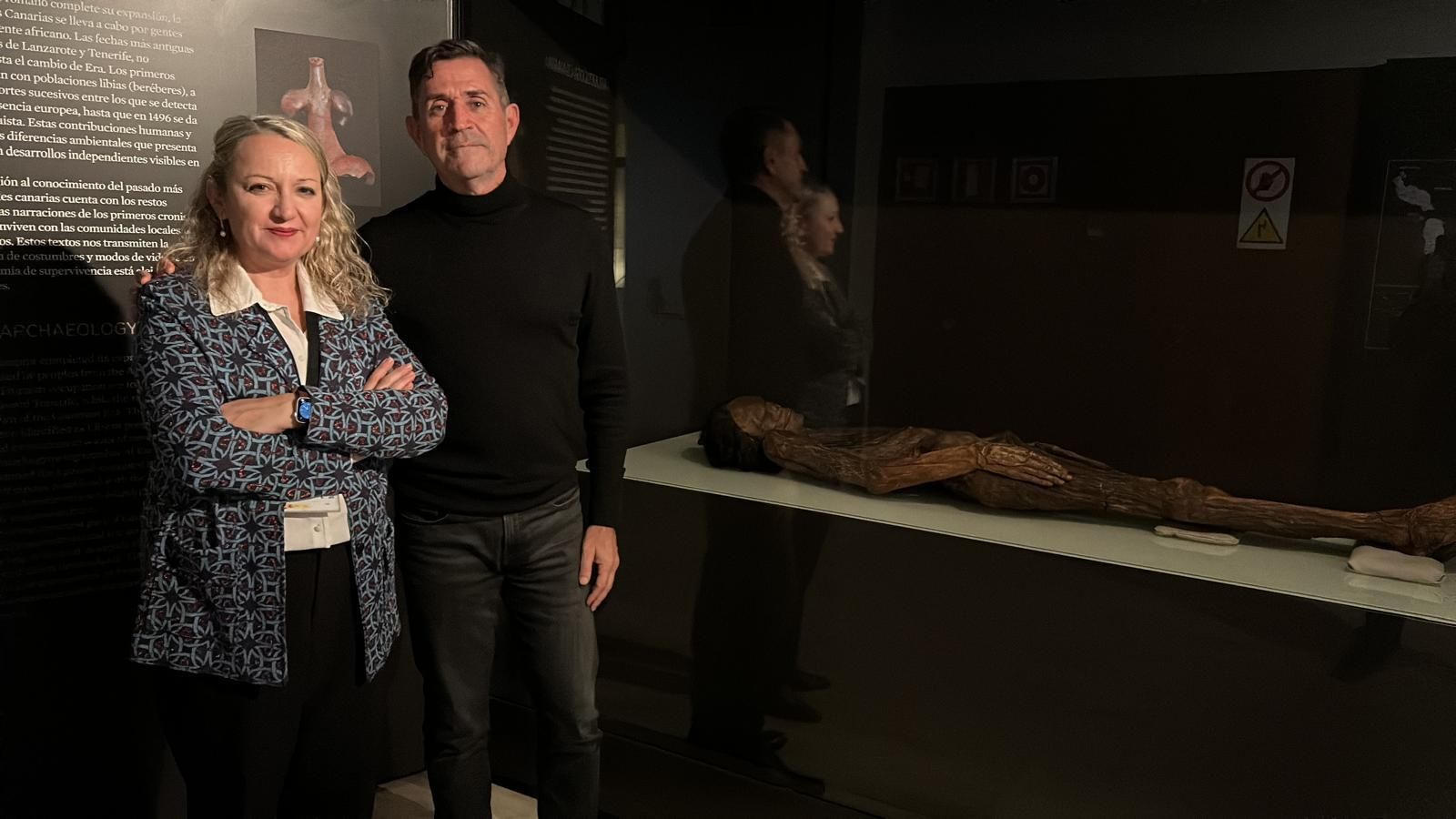 Miguel Ángel Clavijo e Isabel Izquierdo, directora del MAN, posan delante de la momia guanche (invierno de 2024), cuando se exhibía en el Museo Nacional de Arqueología. 