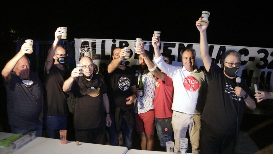 Miembros de la Coordinadora Preservemos el Maresme brindan este martes por el fin de las concesiones