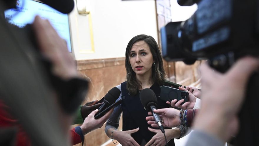 Ione Belarra atiende a los medios de comunicación en los pasillos del Congreso durante una sesión plenaria este jueves.