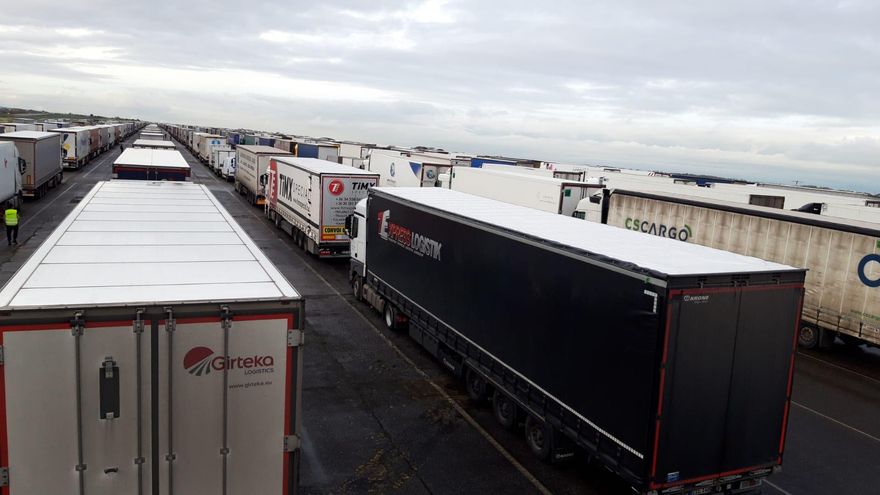 Miles de camiones siguen parados intentando salir de Reino Unido.