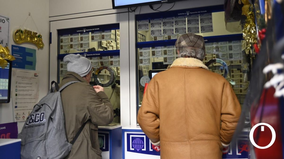 Venta de lotería de Navidad en un administración de lotería de Córdoba