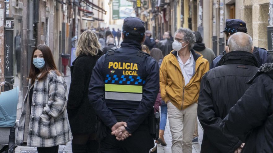 Un policía local de Logroño durante el primer día de reapertura de la hostelería en la ciudad, en Logroño (España), a 29 de noviembre de 2020. Desde este domingo 29 de noviembre queda levantado el cierre perimetral de Logroño y además se permite la reapertura de su hostelería después de haber permanecido un mes cerrada. (Foto de ARCHIVO)