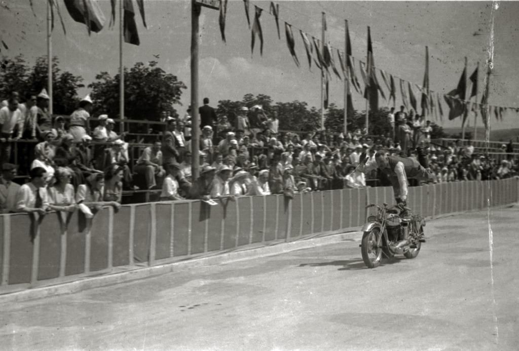 Un acróbata sobre una moto entreteniendo al público