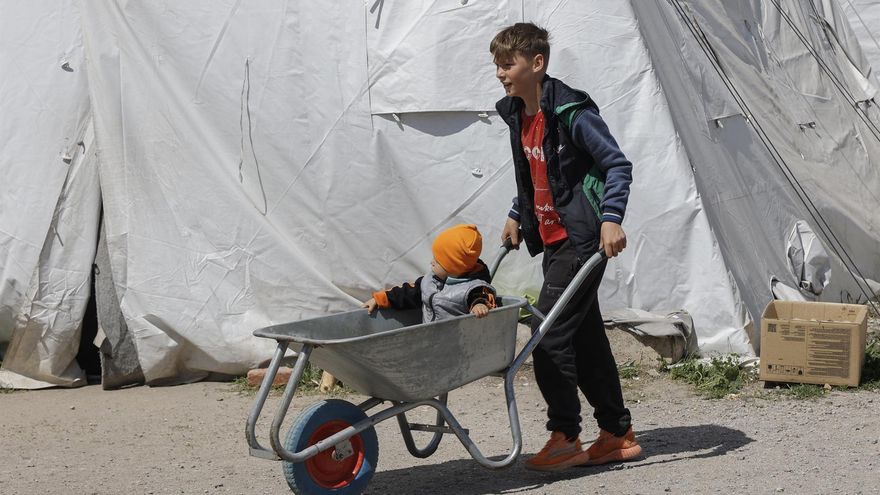 Dos niños evacuados este sábado de la planta de Azovstal juegan en un centro temporal de refugiados en la ciudad de Bezimenoye, cercana a Mariúpol.