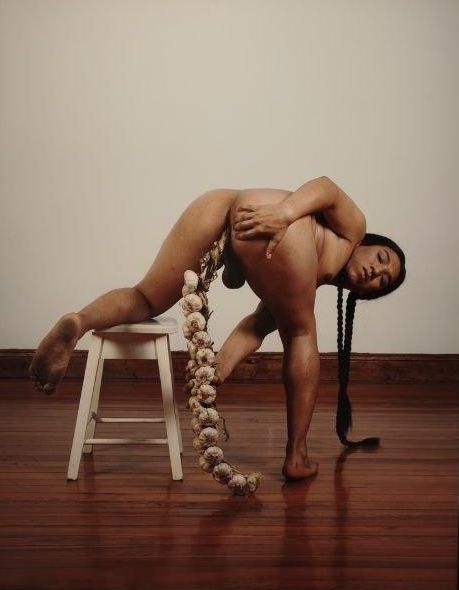 Una de las fotografías de La Chola Poblete exhibidas en la galería Travesía Cuatro