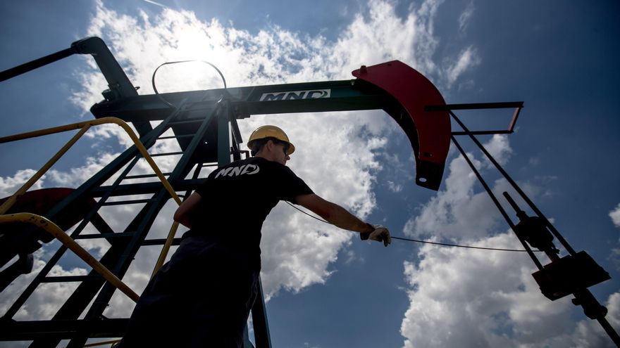 Un trabajador comprueba un cable de la estación de bombeo de petróleo en una imagen de archivo. EFE/Martin Divisek