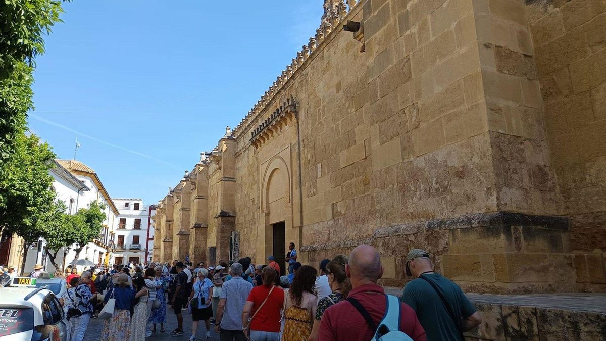 Turistas junto a la Mezquita-Catedral de Córdoba.