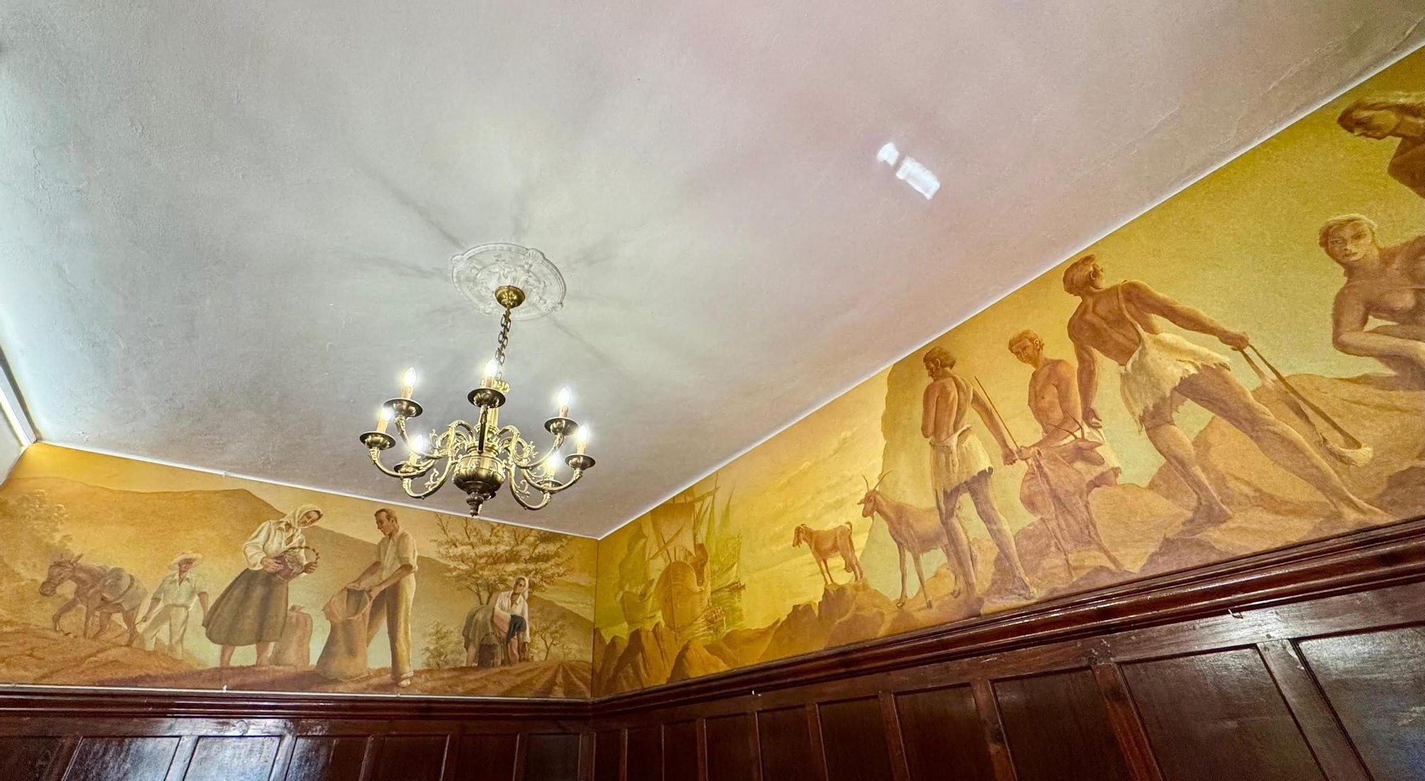 Los Llanos de Aridane restaura los lienzos de Antonio González Suárez ubicados en el Salón de Plenos.