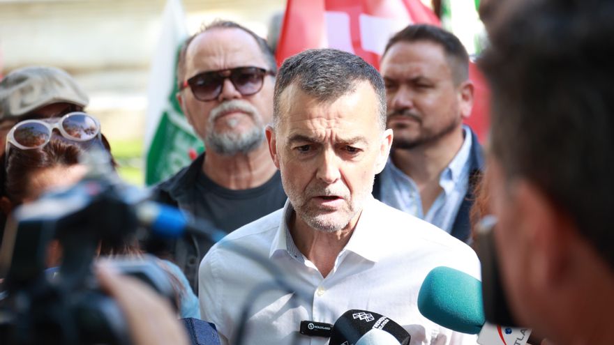 Archivo - El coordinador federal de IU, Antonio Maíllo, atiende a los medios de comunicación antes de participar en la manifestación del 1º de Mayo. A 01 de mayo de 2025, en Sevilla (Andalucía, España).