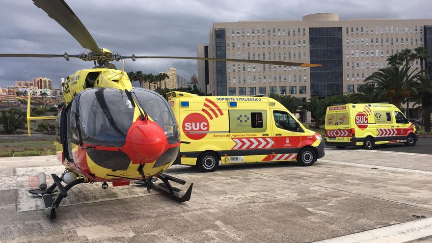 Helicóptero sanitarizado del Servicio de Urgencias Canario y ambulancias de tipo urgente, en Las Palmas de Gran Canaria.