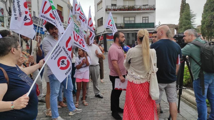 Los auxiliares de educación denuncian ante la Junta su precariedad laboral