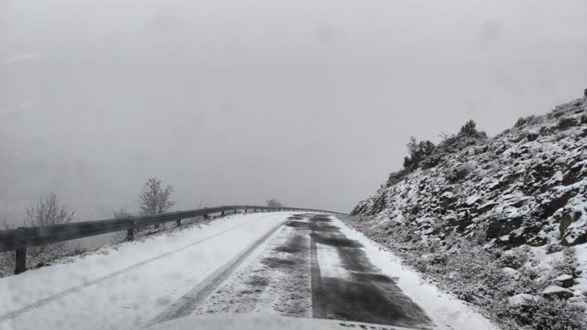 La nieve en La Rioja: Alto de Vallaroso cerrado y cadenas en Peña Hincada y Montenegro