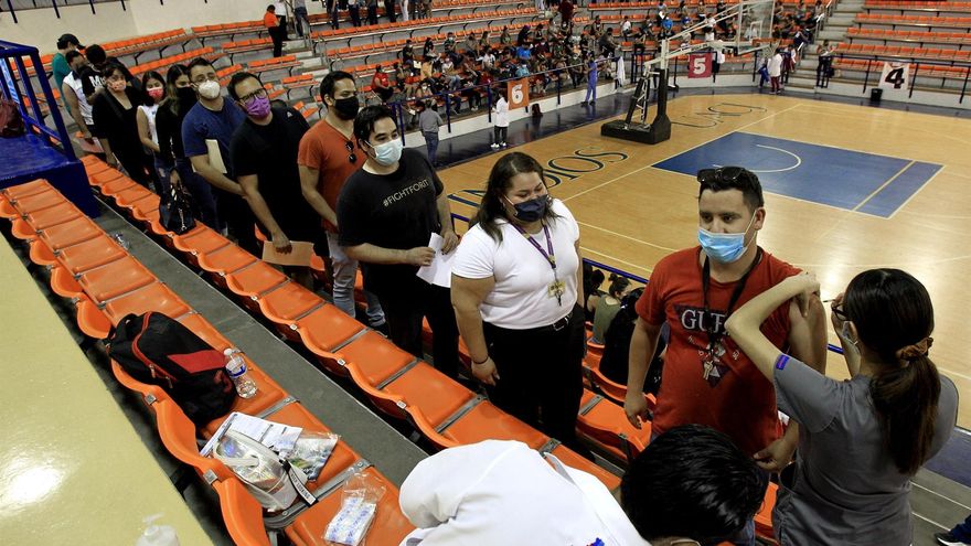 Personal de salud aplica la vacuna contra la covid-19, hoy miércoles en un centro de vacunación en Ciudad Juárez, estado de Chihuahua (México).