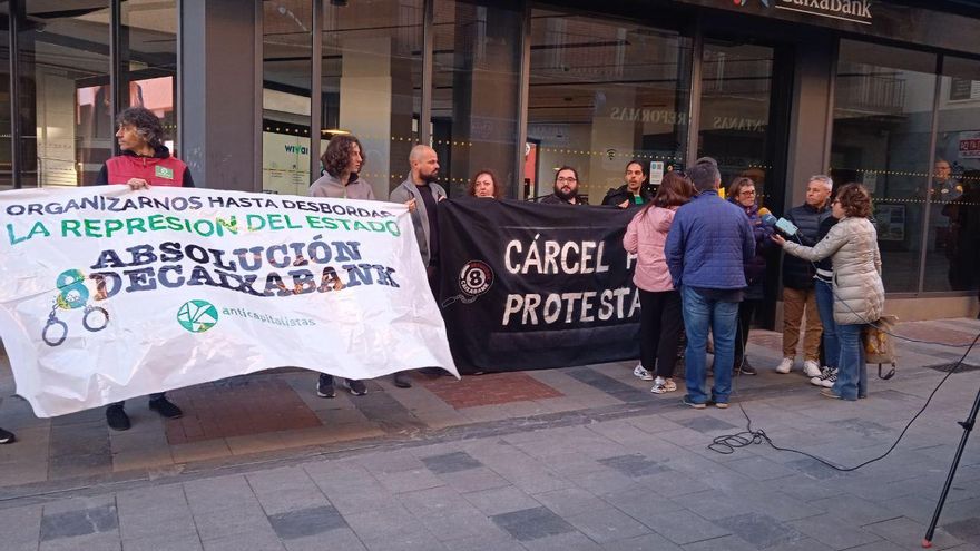'Los 8 de Caixabank', en el día de su juicio aplazado: "Se está tratando a las personas que nos apoyan como delincuentes"
