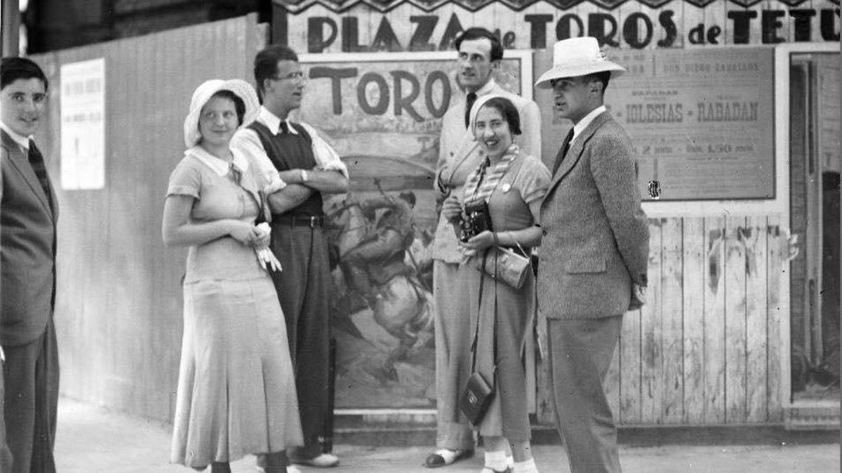 Turistas en la puerta de la plaza de toros de Tetuán de las Victorias en 1932.