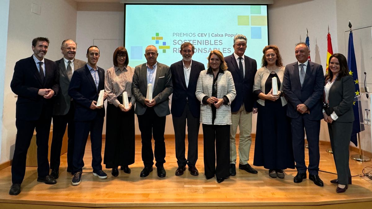Susana Camarero (quinta por la derecha) en la foto de familia de los premios por los que abandonó el Cecopi el pasado 29 de octubre, en la que también aparece el conseller Vicente Martínez Mus (cuarto por la derecha).
