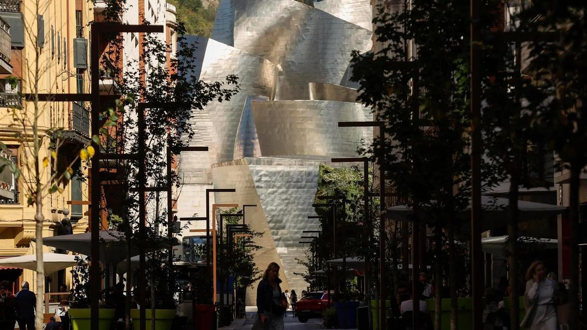 El museo Guggenheim de Bilbao amplía su horario en verano para "absorber la gran afluencia de público"
