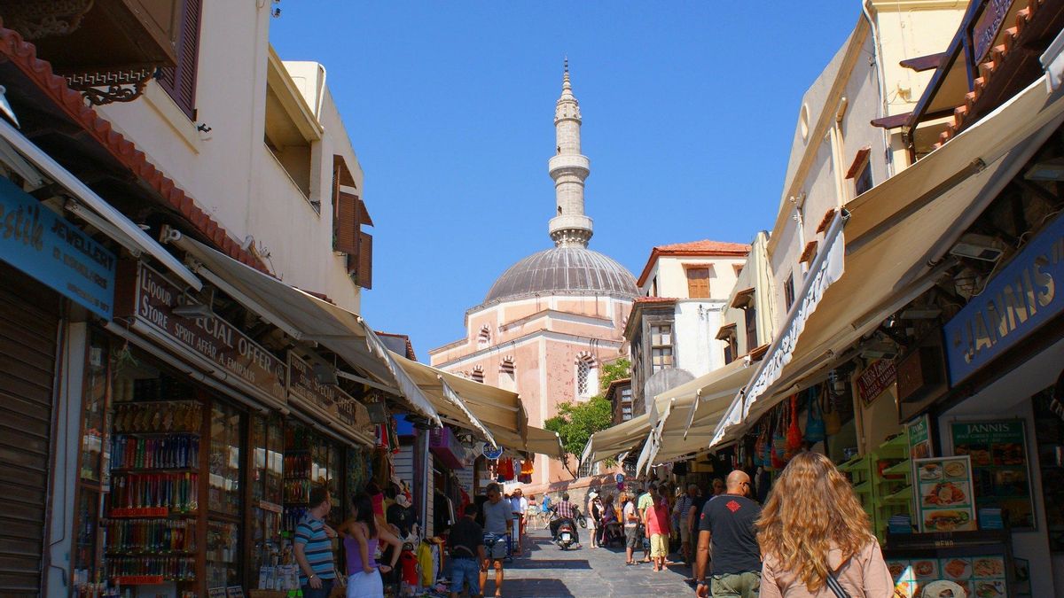 Una vieja mezquita emerge entre las casas de la Ciudadela de Rodas.