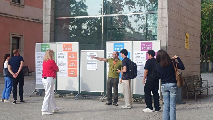 Diversos alumnos buscan el acceso a su aula en el campus de Ciutadella de la UPF, en Barcelona, durante el primer día de las PAU 2026