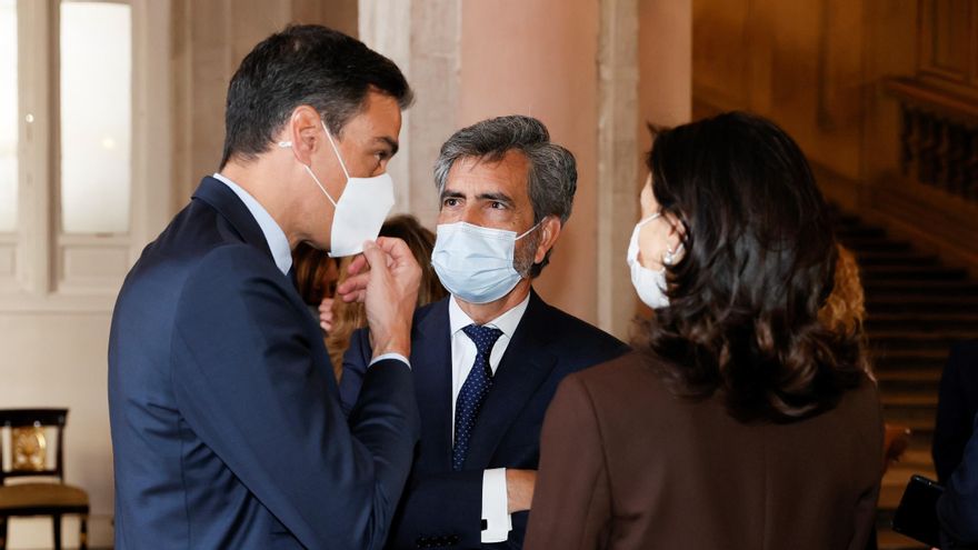 El presidente del Gobierno, Pedro Sánchez (i) conversa co el presidente del Consejo General del Poder Judicial (CGPJ), Carlos Lesmes (c), y la ministra deJusticia, Pilar Llop, antes del inicio del acto de homenaje de estado a las víctimas de la pandemia de la covid-19 y de reconocimiento al personal sanitario, este jueves en la Plaza la Armería del Palacio Real, en Madrid. EFE/Ballesteros