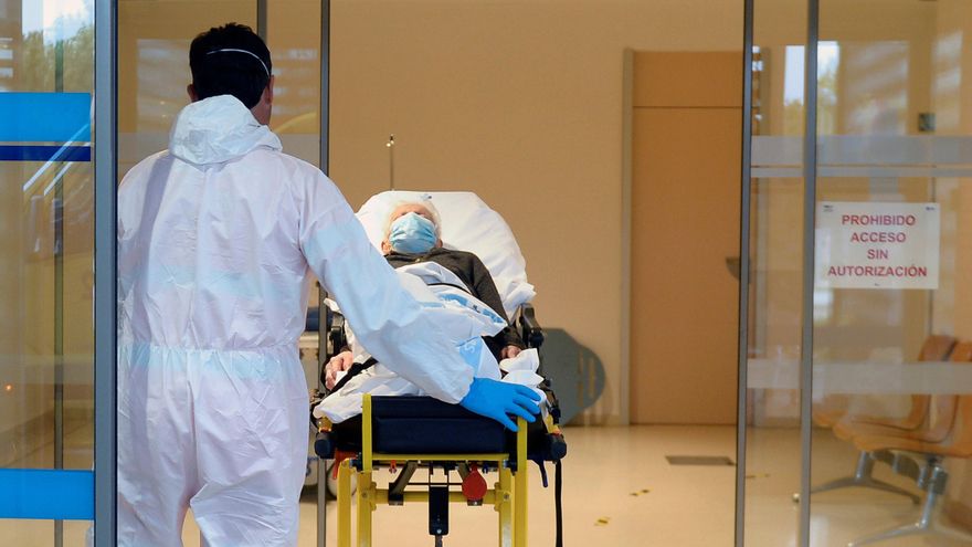 En la imagen, un paciente llega a las urgencias respiratorias, zona covid-19, del Hospital Río Hortega de Valladolid. EFE/Nacho Gallego/Archivo