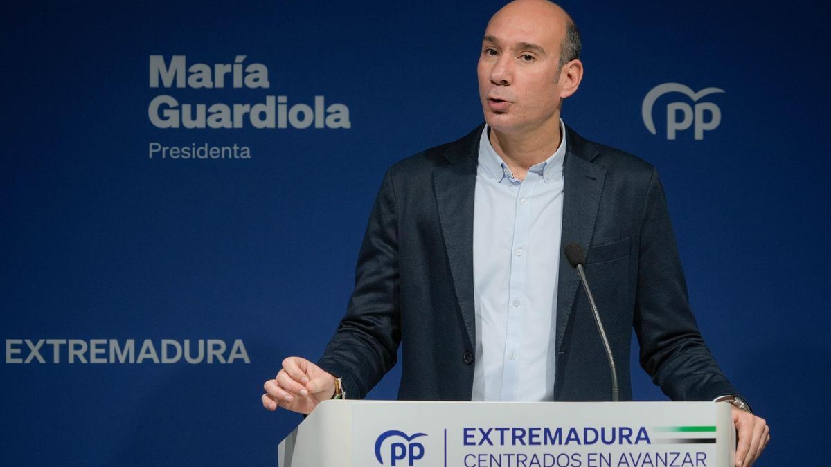El portavoz del PP de Extremadura, José Ángel Sánchez Juliá, en la rueda de prensa de este lunes