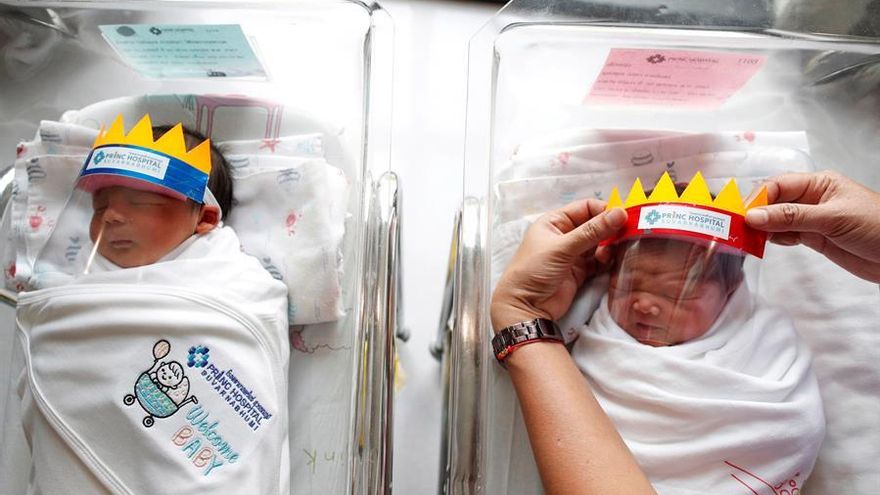 Una enfermera coloca pantallas protectoras en dos recién nacidos ante la pandemia mundial del coronavirus covid-19, en el Hospital Princ en Samut Prakan (Tailandia), el 8 de abril de 2020