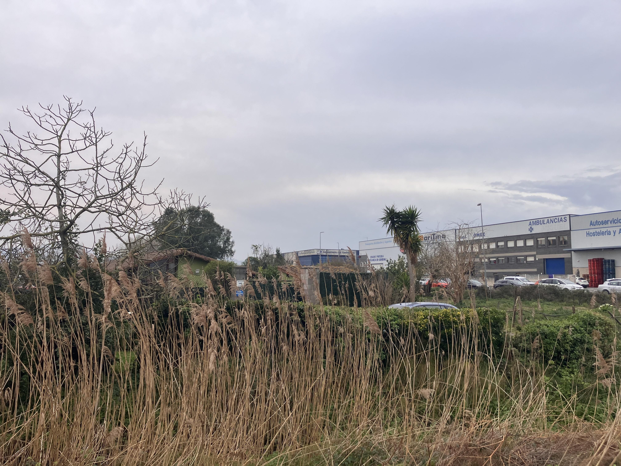 Panorámica desde la vivienda que limita con el polígono de La Pesquera, en Laredo.