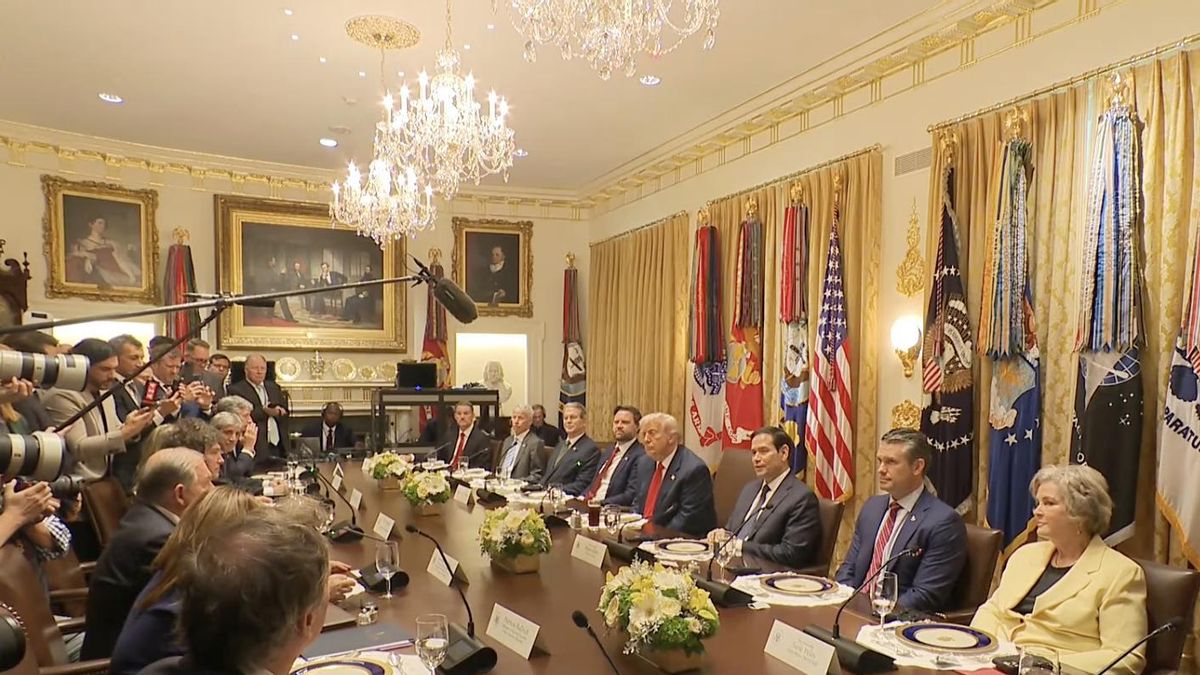 Trump se llevó toda la atención en la reunión con Milei, a quien apenas se lo vio de espaldas en la transmisión oficial.