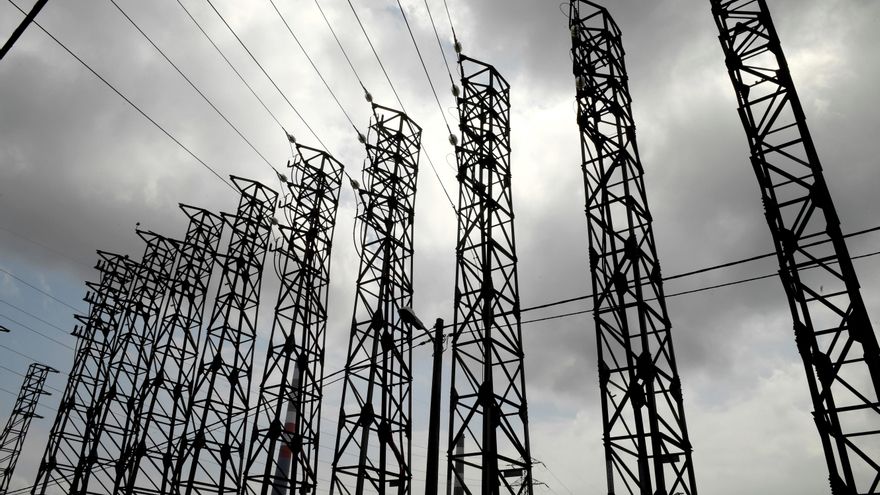 El precio de la electricidad en el mercado mayorista (pool) ha caído este jueves un 6 % hasta los 165,19 euros el megavatio hora (MWh) tras marcar la víspera su segundo precio más alto de la serie histórica. EFE/ELOY ALONSO
