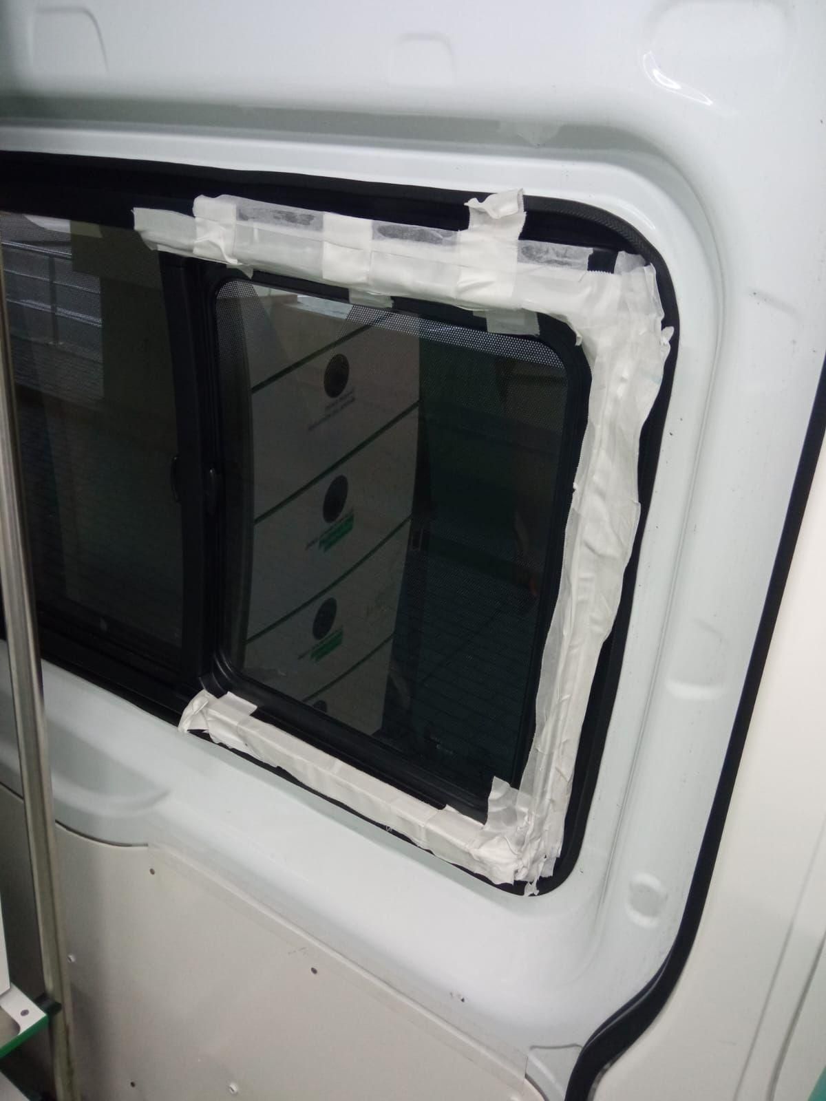 Ventana estropeada de una ambulancia del SCS.