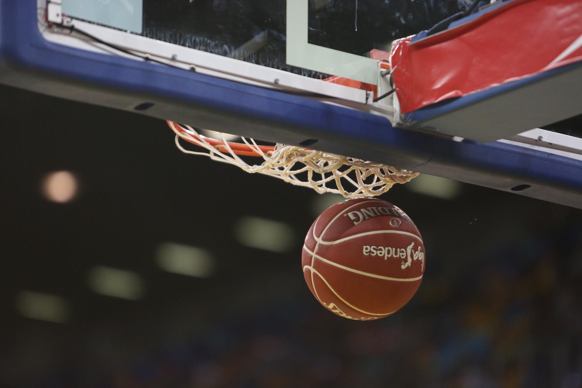 Imágenes del partido entre el Herbalife Gran Canaria y el Movistar Estudiantes. (Alejandro Ramos).