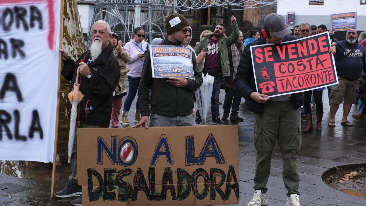 Un centenar de vecinos protesta contra el proyecto para instalar una depuradora en Mesa del Mar