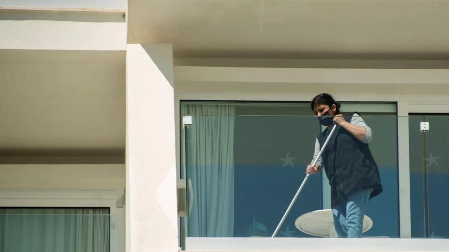 Canarias contrata a una firma vinculada con el exlíder de la CEOE en Tenerife para estudiar los riesgos laborales en hostelería