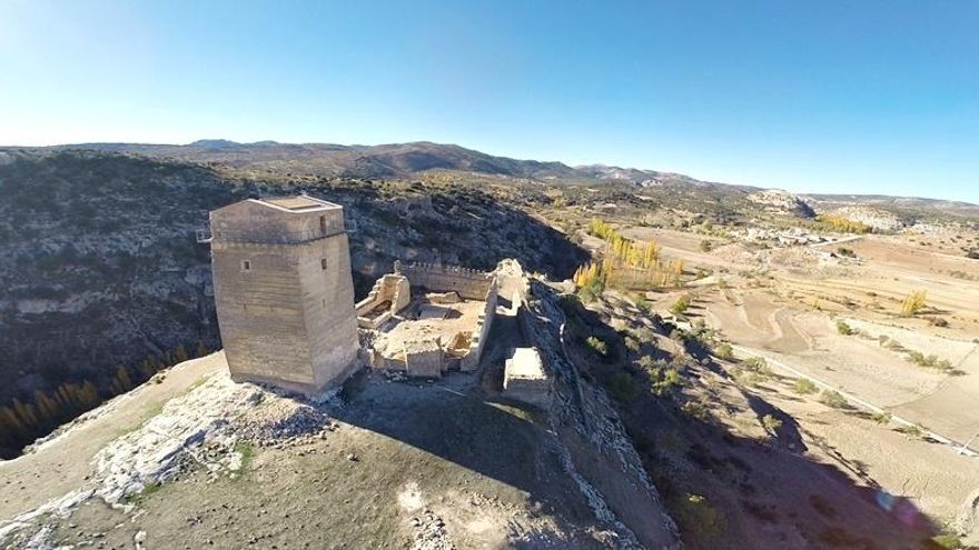 De origen andalusí y rodeado de pinos, roquedos y gargantas, este castillo permitía controlar la frontera con el Reino de Granada
