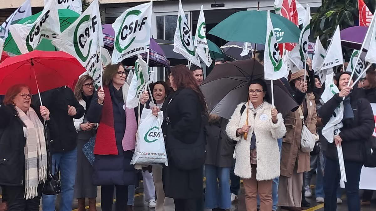 Trabajadores de la residencia La Granadilla de Badajoz se manifiestan para exigir a la Junta más personal