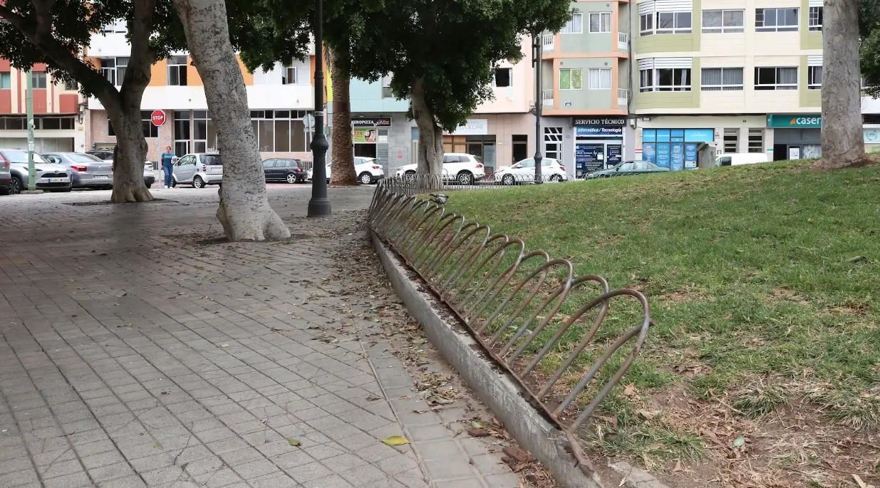 Una de las muestras de abandono que sufre la Plaza de la Feria.