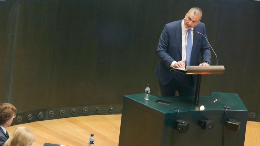 El secretario general de Vox, Javier Ortega Smith, interviene en una sesión plenaria, en el Ayuntamiento de Madrid.