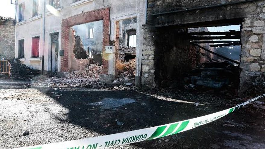 Así quedó la casa de Las Bodas tras el incendio. // Campillo / ICAL
