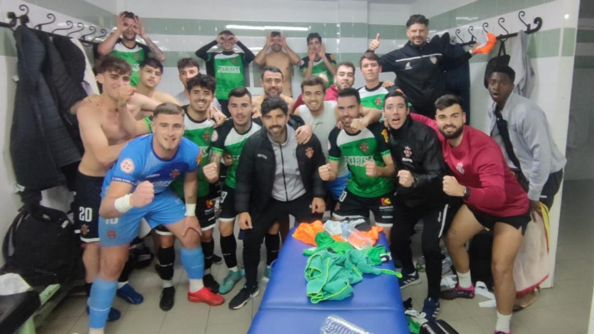 Jugadores del Atlético Espeleño celebran la victoria