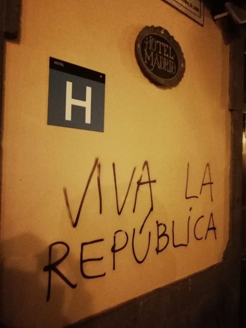 Las Palmas de Gran Canaria amanece cubierta de pintadas por la República