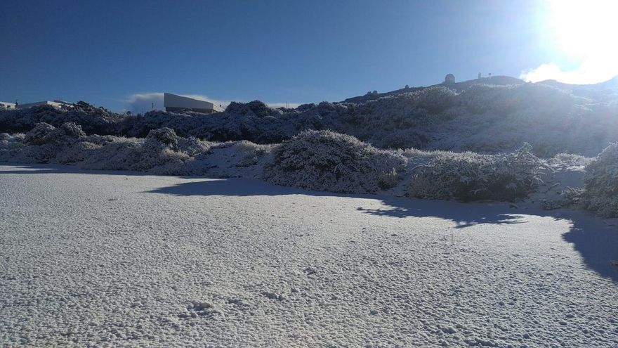 La nieve en polvo de la noche dibuja un paisaje más blanco en La Palma