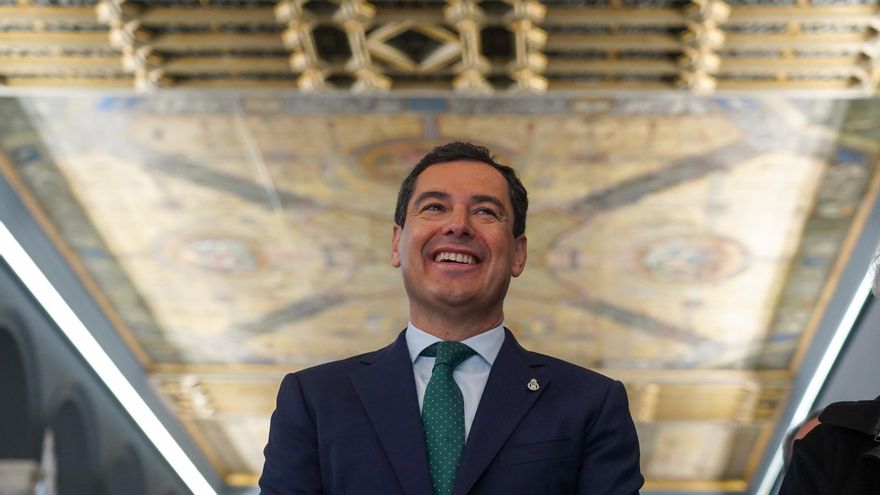 El presidente de la Junta de Andalucía, Juanma , durante el acto del Día de la Bandera de Andalucía el pasado 4 de diciembre.