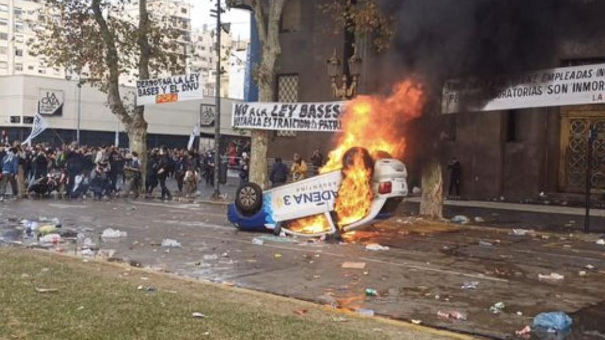 Así quedó el movil de la radio Cadena 3 en la manifestación del 12 de junio de 2024.