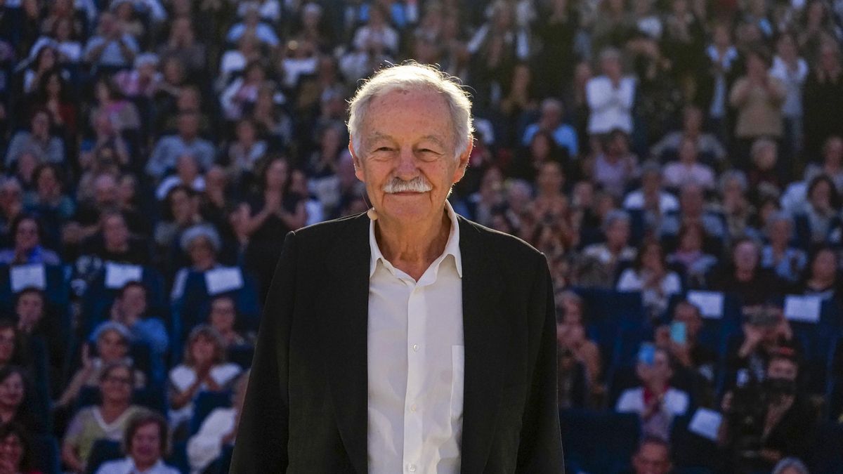 El escritor Eduardo Mendoza mantuvo un encuentro con representantes de 150 clubes de lectura, en Oviedo.