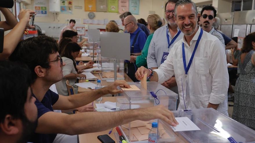 El cabeza de lista del PP por Sevilla al Congreso de los Diputados, Juan Bravo, ejerce su derecho al voto este 23J