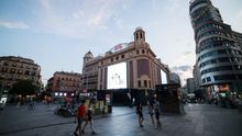 Varias personas pasean por la Plaza Callao de Madrid durante el primer fin de semana de fase 1 de desescalada por la pandemia de coronavirus.